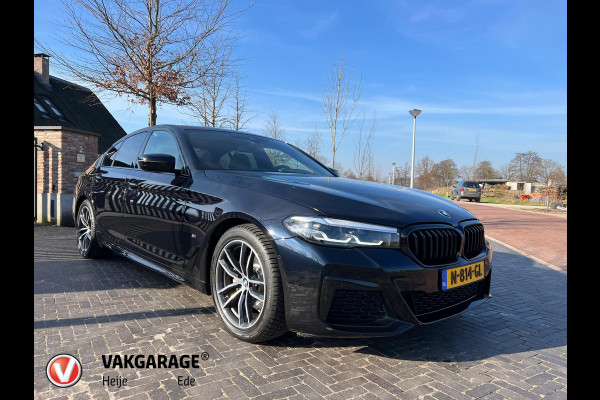 BMW 5 Serie 520i High Executive | M-Pakket | Facelift | Camera | Sfeerverlichting | Carbonschwarz |