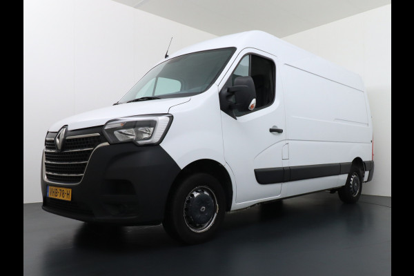 Renault Master T35 2.3dCi 135 L2H2 Nieuw model 3 Persoons Trekhaak Navi Camera Airco Pdc Cruise Control Bluetooth DAB Led Regensensor Betonplex Vloer Lat om Lat Betimmering 1e Eigenaar 2.500kg Trekgewicht Euro 6