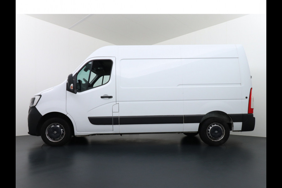 Renault Master T35 2.3dCi 135 L2H2 Nieuw model 3 Persoons Trekhaak Navi Camera Airco Pdc Cruise Control Bluetooth DAB Led Regensensor Betonplex Vloer Lat om Lat Betimmering 1e Eigenaar 2.500kg Trekgewicht Euro 6