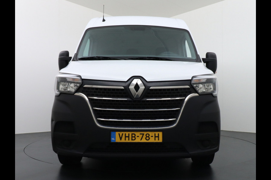 Renault Master T35 2.3dCi 135 L2H2 Nieuw model 3 Persoons Trekhaak Navi Camera Airco Pdc Cruise Control Bluetooth DAB Led Regensensor Betonplex Vloer Lat om Lat Betimmering 1e Eigenaar 2.500kg Trekgewicht Euro 6