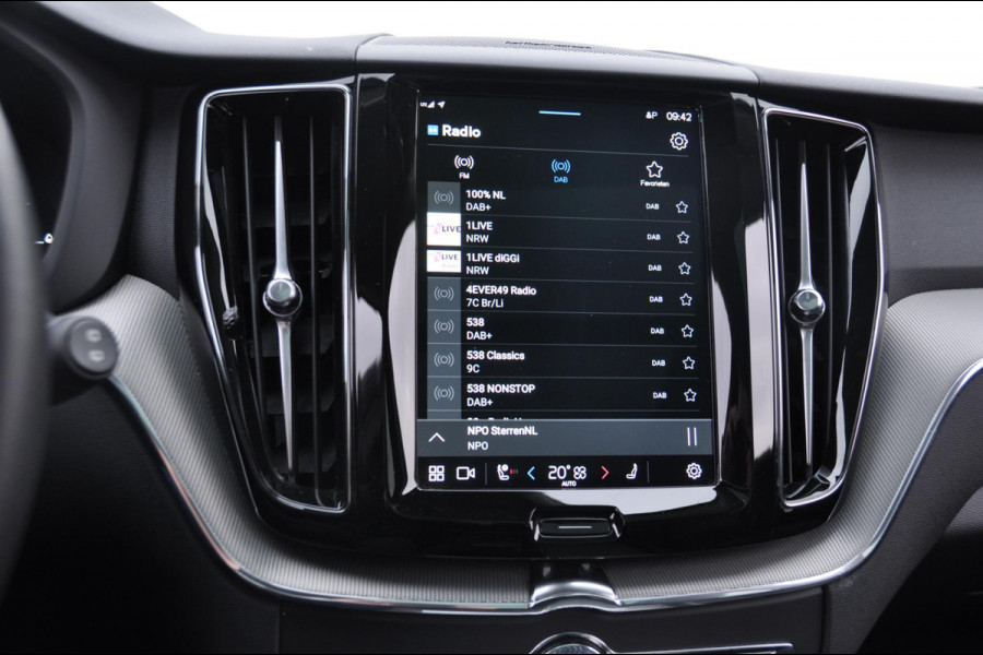 Volvo XC60 T6 350PK Automaat Plug-in hybrid AWD Plus Dark Long range / Adaptieve cruise control / Panoramadak / Apple carplay / Parkeersensoren met 360 camera / Elektrische achterklep / Elektrische stoelen met geheugen / Stoel en stuurwielverwarming