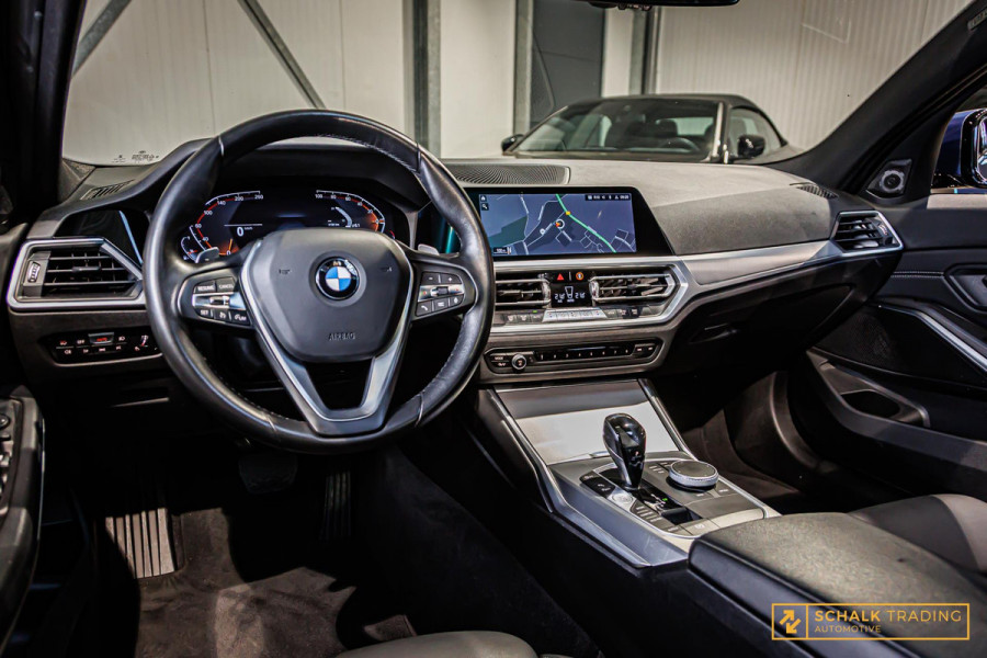 BMW 3 Serie 318i Sport Line|Pano|NAP|HIFI|Trekhaak|Dealerond