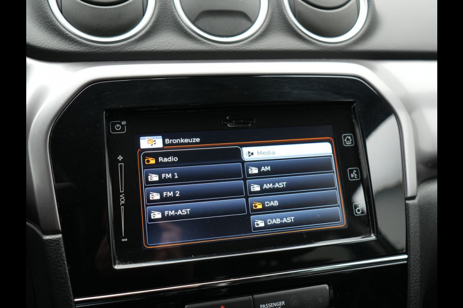 Suzuki Vitara 1.4 Boosterjet Select Smart Hybrid Automaat Dealer O.H. | Trekhaak Afneembaar | Adaptive Cruise | Apple Carplay | Navigatie | Camera | Stoelverwarming | DAB | Climate Control |