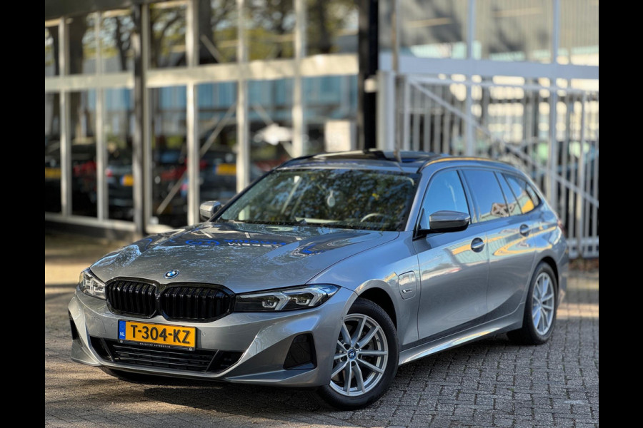 BMW 3 Serie Touring 320e Nieuwstaat AUT Pano Plug in hybrid Wide screen Elek.Trekhaak Stoelverwarming Adaptive LED