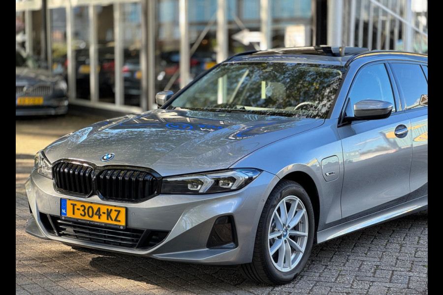 BMW 3 Serie Touring 320e Nieuwstaat AUT Pano Plug in hybrid Wide screen Elek.Trekhaak Stoelverwarming Adaptive LED