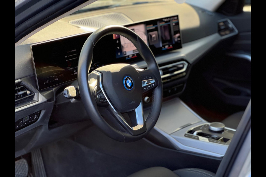 BMW 3 Serie Touring 320e Nieuwstaat AUT Pano Plug in hybrid Wide screen Elek.Trekhaak Stoelverwarming Adaptive LED