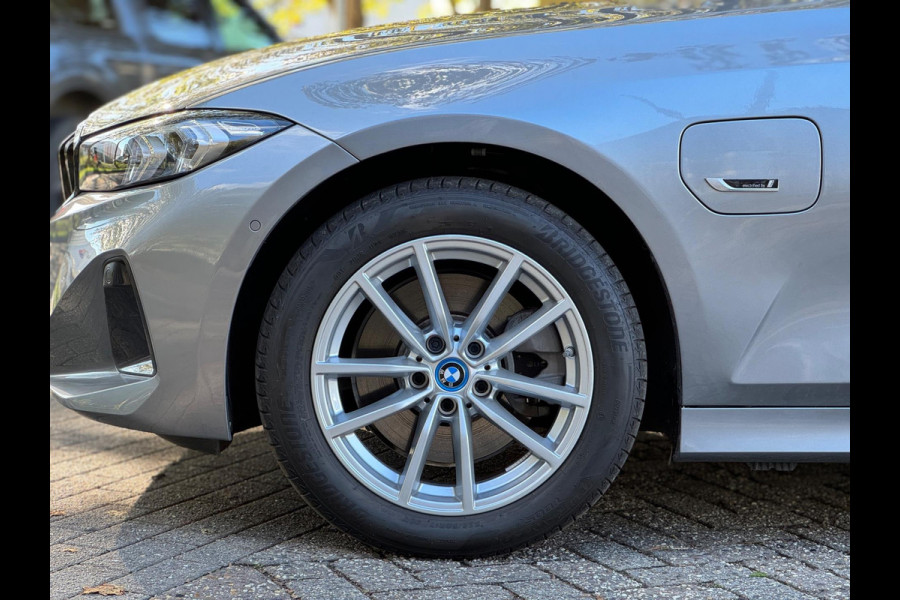 BMW 3 Serie Touring 320e Nieuwstaat AUT Pano Plug in hybrid Wide screen Elek.Trekhaak Stoelverwarming Adaptive LED