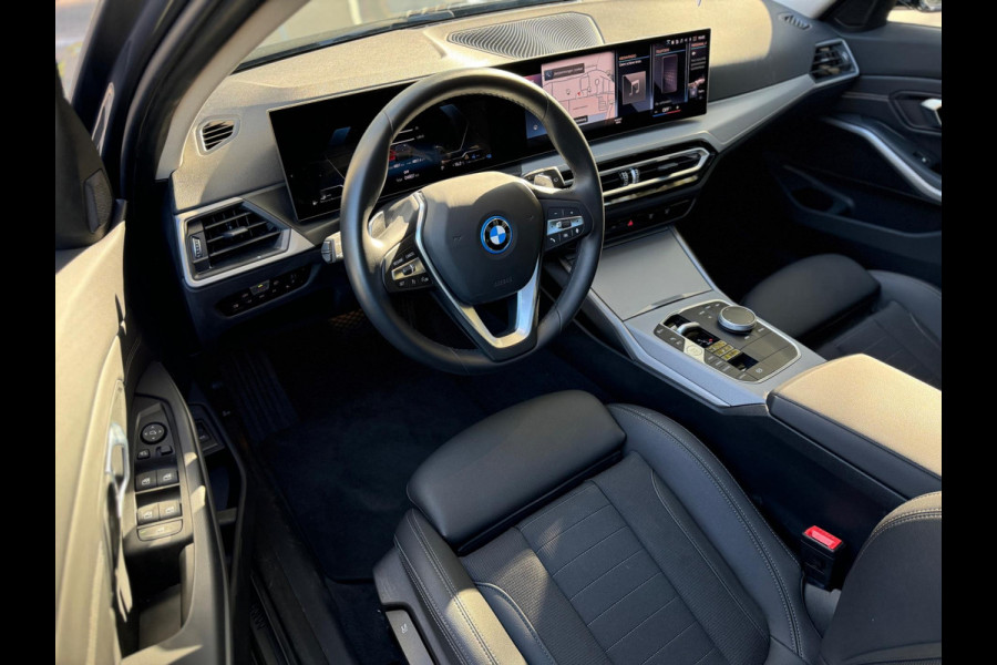 BMW 3 Serie Touring 320e Nieuwstaat AUT Pano Plug in hybrid Wide screen Elek.Trekhaak Stoelverwarming Adaptive LED