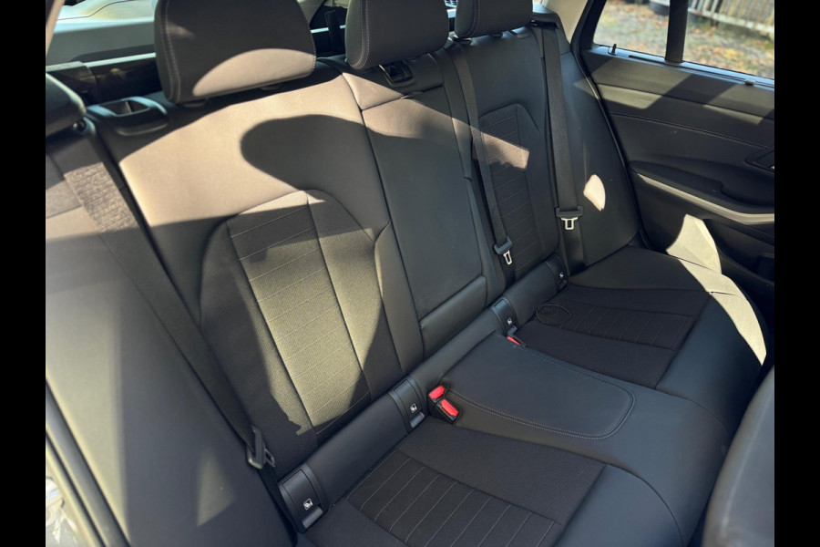 BMW 3 Serie Touring 320e Nieuwstaat AUT Pano Plug in hybrid Wide screen Elek.Trekhaak Stoelverwarming Adaptive LED