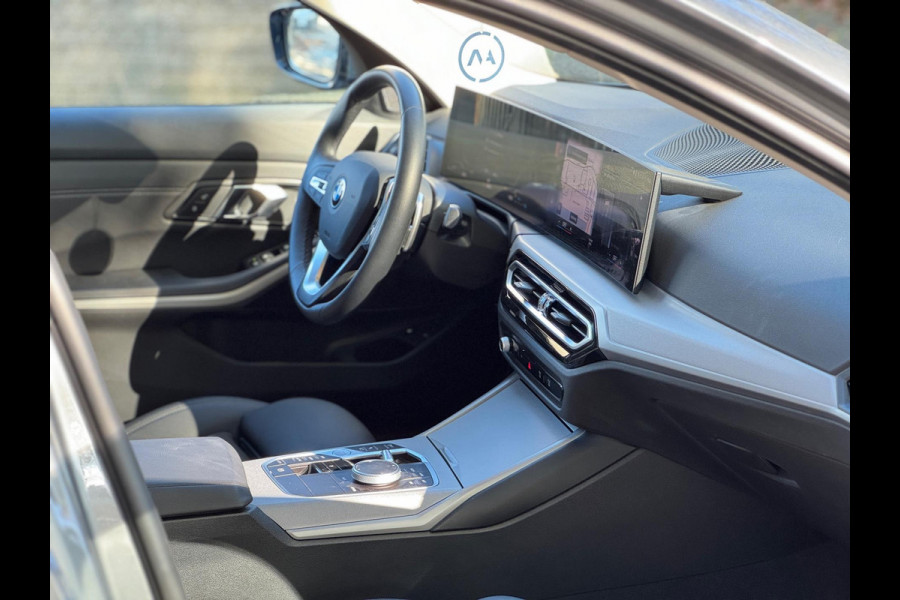 BMW 3 Serie Touring 320e Nieuwstaat AUT Pano Plug in hybrid Wide screen Elek.Trekhaak Stoelverwarming Adaptive LED