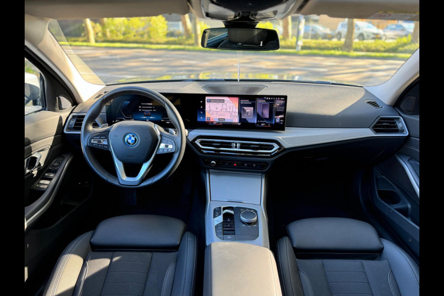 BMW 3 Serie Touring 320e Nieuwstaat AUT Pano Plug in hybrid Wide screen Elek.Trekhaak Stoelverwarming Adaptive LED