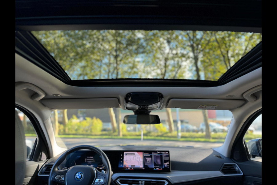 BMW 3 Serie Touring 320e Nieuwstaat AUT Pano Plug in hybrid Wide screen Elek.Trekhaak Stoelverwarming Adaptive LED
