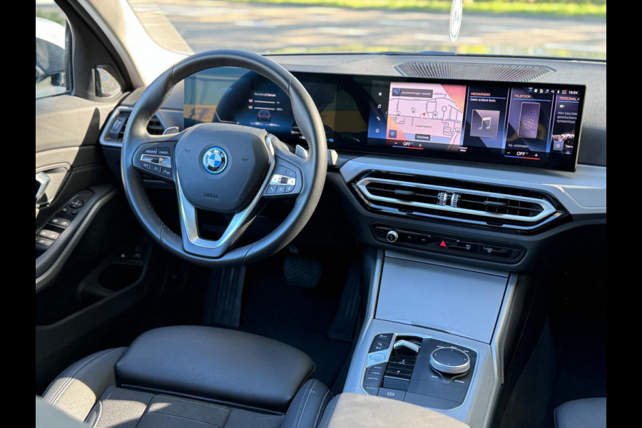 BMW 3 Serie Touring 320e Nieuwstaat AUT Pano Plug in hybrid Wide screen Elek.Trekhaak Stoelverwarming Adaptive LED