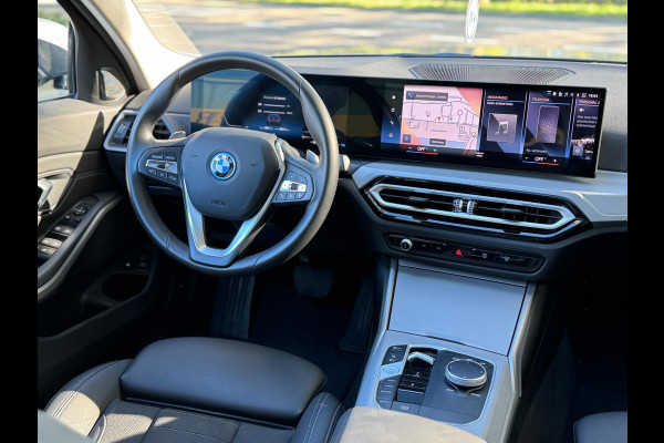 BMW 3 Serie Touring 320e Nieuwstaat AUT Pano Plug in hybrid Wide screen Elek.Trekhaak Stoelverwarming Adaptive LED