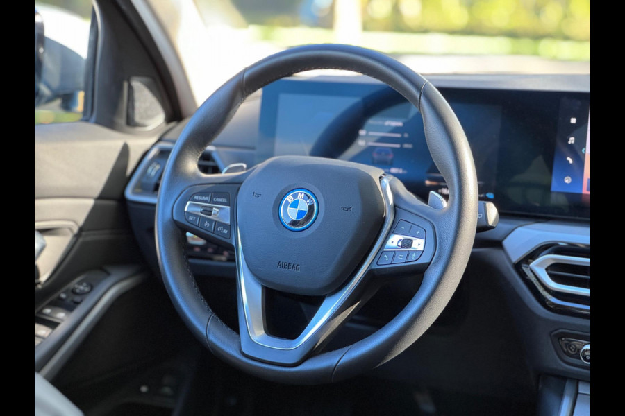 BMW 3 Serie Touring 320e Nieuwstaat AUT Pano Plug in hybrid Wide screen Elek.Trekhaak Stoelverwarming Adaptive LED
