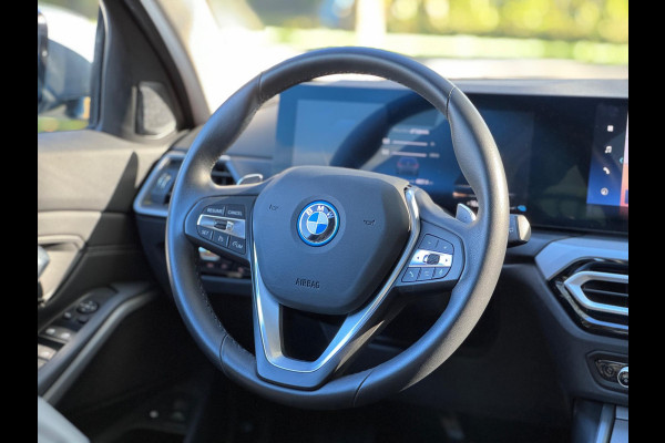 BMW 3 Serie Touring 320e Nieuwstaat AUT Pano Plug in hybrid Wide screen Elek.Trekhaak Stoelverwarming Adaptive LED