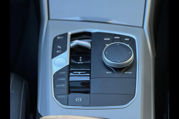 BMW 3 Serie Touring 320e Nieuwstaat AUT Pano Plug in hybrid Wide screen Elek.Trekhaak Stoelverwarming Adaptive LED