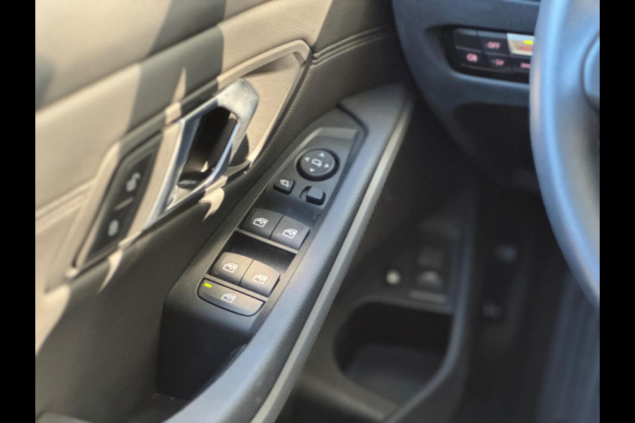 BMW 3 Serie Touring 320e Nieuwstaat AUT Pano Plug in hybrid Wide screen Elek.Trekhaak Stoelverwarming Adaptive LED