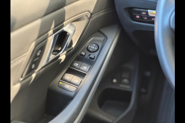 BMW 3 Serie Touring 320e Nieuwstaat AUT Pano Plug in hybrid Wide screen Elek.Trekhaak Stoelverwarming Adaptive LED