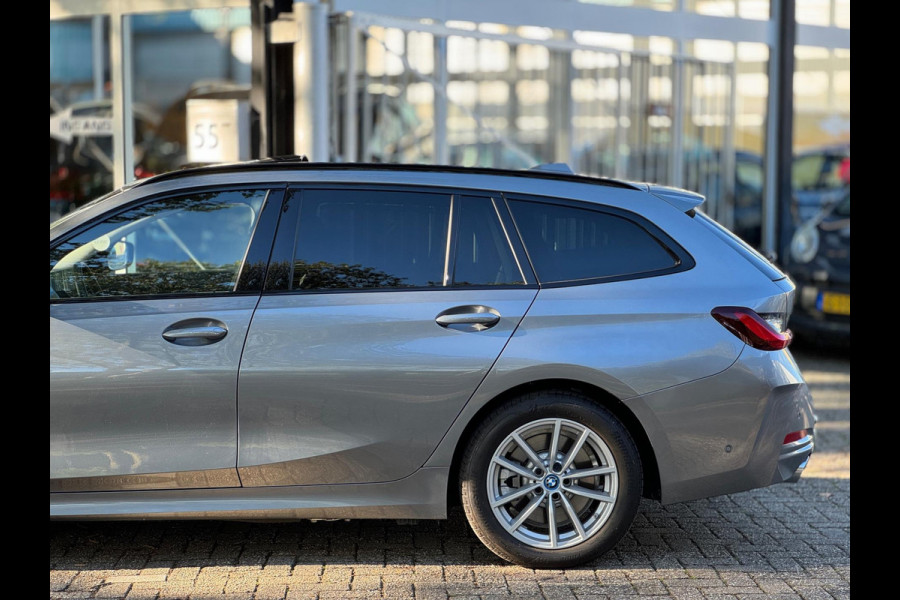BMW 3 Serie Touring 320e Nieuwstaat AUT Pano Plug in hybrid Wide screen Elek.Trekhaak Stoelverwarming Adaptive LED