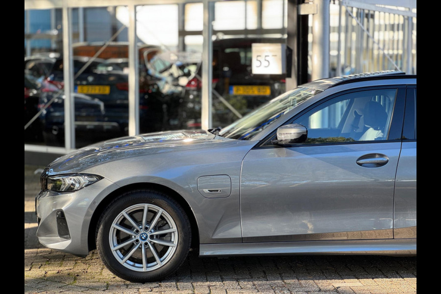 BMW 3 Serie Touring 320e Nieuwstaat AUT Pano Plug in hybrid Wide screen Elek.Trekhaak Stoelverwarming Adaptive LED