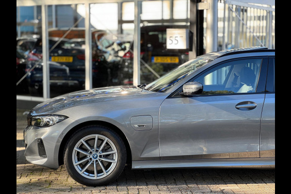 BMW 3 Serie Touring 320e Nieuwstaat AUT Pano Plug in hybrid Wide screen Elek.Trekhaak Stoelverwarming Adaptive LED