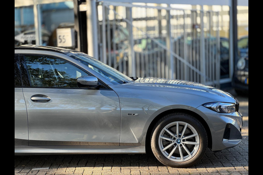 BMW 3 Serie Touring 320e Nieuwstaat AUT Pano Plug in hybrid Wide screen Elek.Trekhaak Stoelverwarming Adaptive LED