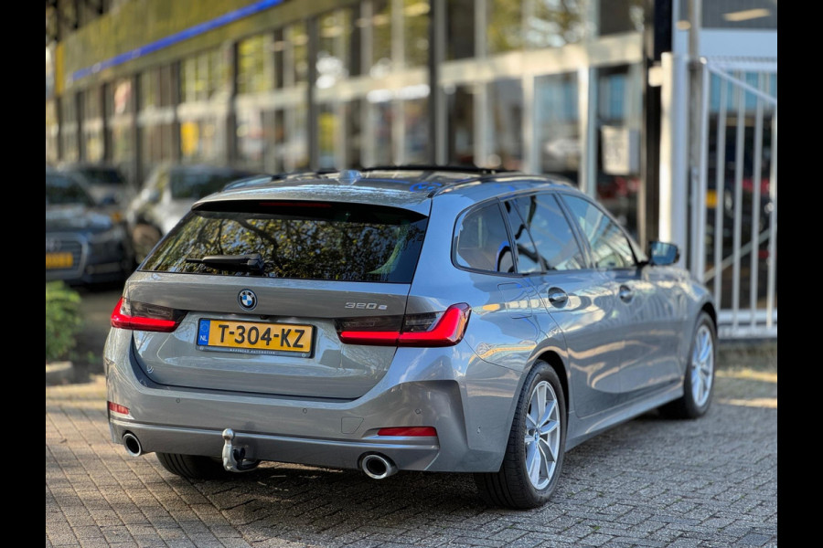 BMW 3 Serie Touring 320e Nieuwstaat AUT Pano Plug in hybrid Wide screen Elek.Trekhaak Stoelverwarming Adaptive LED
