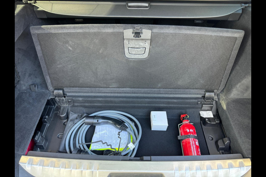 BMW 3 Serie Touring 320e Nieuwstaat AUT Pano Plug in hybrid Wide screen Elek.Trekhaak Stoelverwarming Adaptive LED