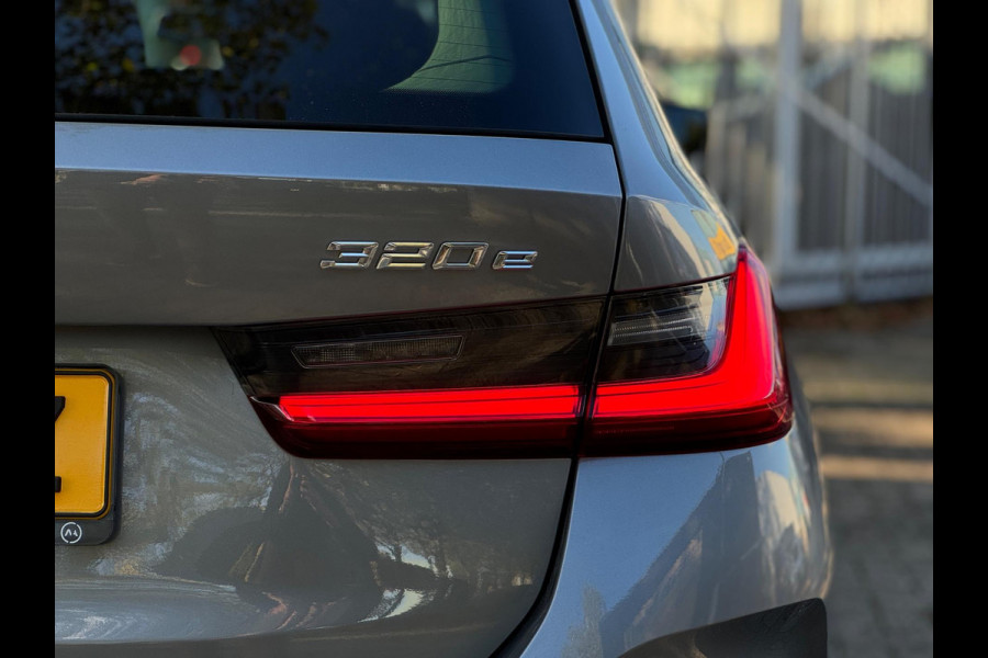 BMW 3 Serie Touring 320e Nieuwstaat AUT Pano Plug in hybrid Wide screen Elek.Trekhaak Stoelverwarming Adaptive LED