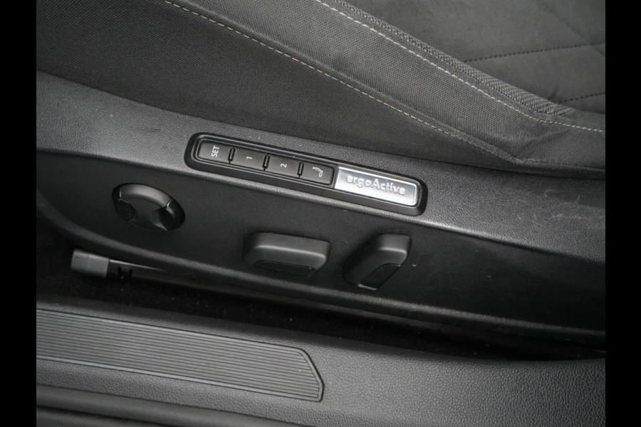 Volkswagen Golf 1.4 eHybrid 204pk Style Navigatie Camera Side Assist iQ Light 62