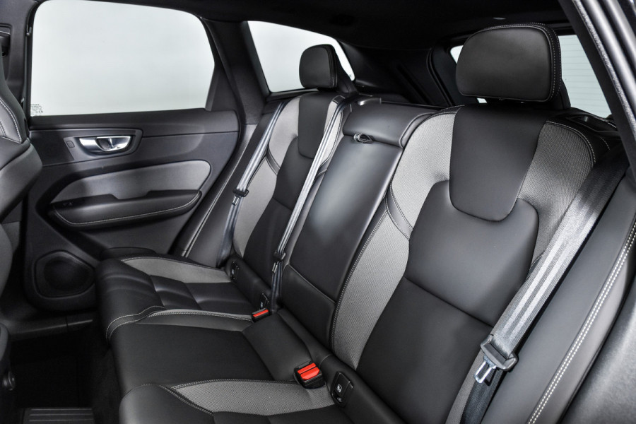 Volvo XC60 2.0 T6 Plug-in hybrid AWD Plus Dark | S/K-Panodak | Dig. Cockpit | Adapt. Cruise | Memory Stoelen | Elek. Klep | Stoel-+stuurverw. | Camera | NAV+App. Connect | LM 19" | 2835