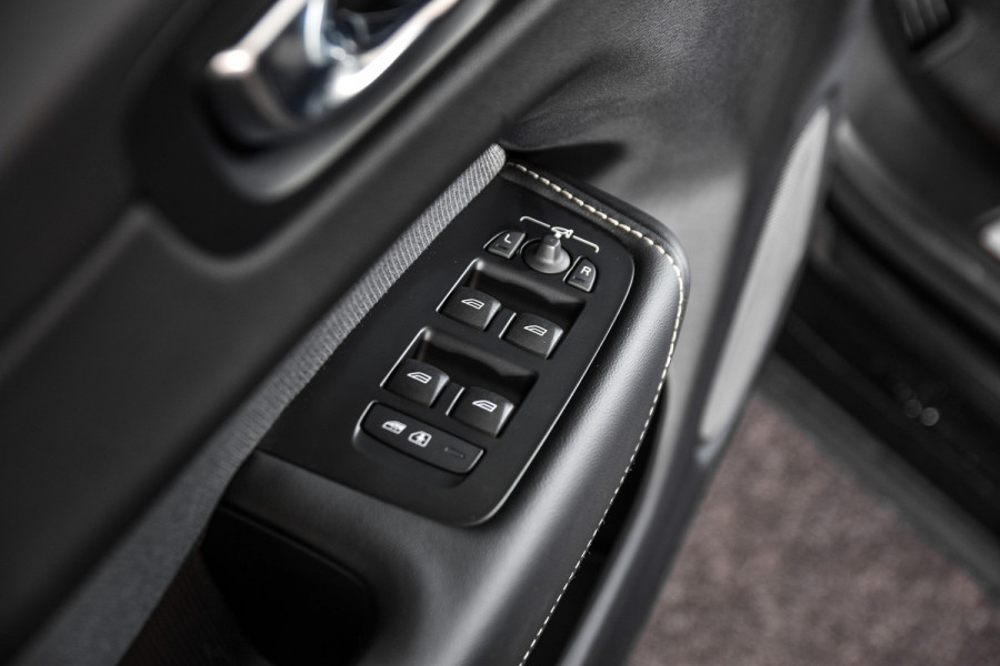 Volvo XC60 2.0 T6 Plug-in hybrid AWD Plus Dark | S/K-Panodak | Dig. Cockpit | Adapt. Cruise | Memory Stoelen | Elek. Klep | Stoel-+stuurverw. | Camera | NAV+App. Connect | LM 19" | 2835