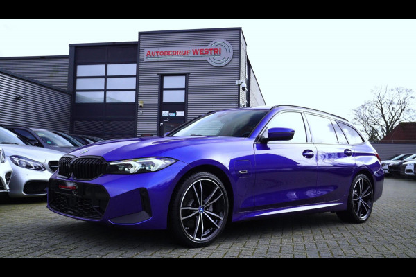 BMW 3 Serie Touring 330e High Executive | M-pakket | Facelift 2022 | Widescreen | Panorama | Adaptieve cruise | Portimao Blau |