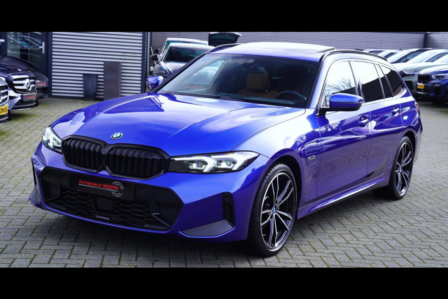 BMW 3 Serie Touring 330e High Executive | M-pakket | Facelift 2022 | Widescreen | Panorama | Adaptieve cruise | Portimao Blau |