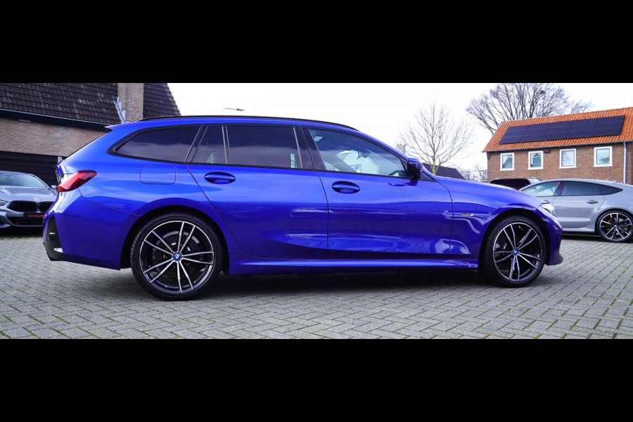 BMW 3 Serie Touring 330e High Executive | M-pakket | Facelift 2022 | Widescreen | Panorama | Adaptieve cruise | Portimao Blau |