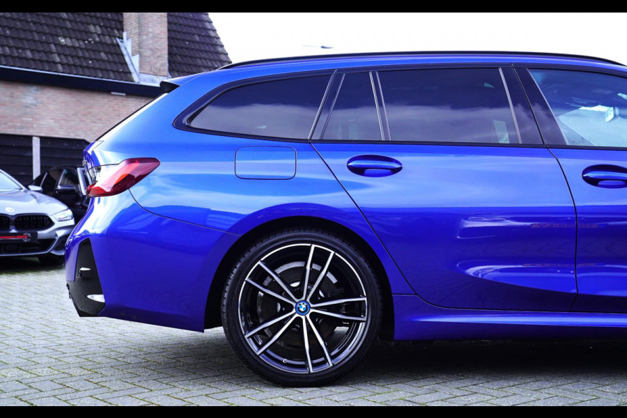 BMW 3 Serie Touring 330e High Executive | M-pakket | Facelift 2022 | Widescreen | Panorama | Adaptieve cruise | Portimao Blau |