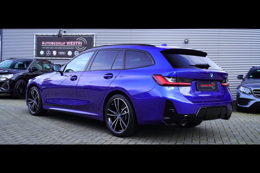 BMW 3 Serie Touring 330e High Executive | M-pakket | Facelift 2022 | Widescreen | Panorama | Adaptieve cruise | Portimao Blau |