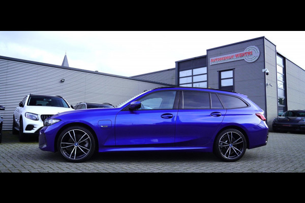 BMW 3 Serie Touring 330e High Executive | M-pakket | Facelift 2022 | Widescreen | Panorama | Adaptieve cruise | Portimao Blau |