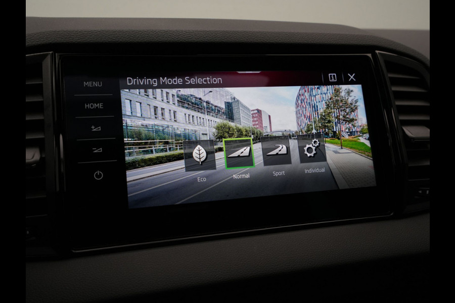Škoda Karoq 1.5 TSI ACT 150pk DSG Sportline Business Panorama Trekhaak 360 Camera Stoelverwarming 147