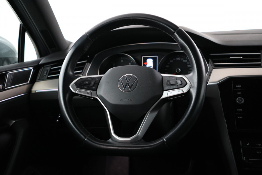 Volkswagen Passat Variant 2.0 TDI Elegance Business R - Automaat, navigatie, Apple CarPlay, Climate