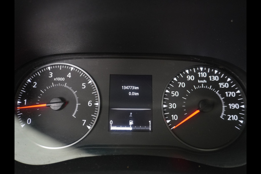 Renault Master T35 2.3dCi 135pk L2H2 3p Navi Camera Airco Pdc Trekhaak Cruise Control R-Link Nieuw Model ! Bluetooth DAB Led Regensensor Betonplex Vloer Lat om Lat Betimmering 1e Eigenaar 2.500kg Trekgewicht Euro 6