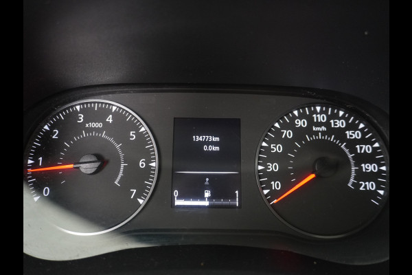 Renault Master T35 2.3dCi 135pk L2H2 3p Navi Camera Airco Pdc Trekhaak Cruise Control R-Link Nieuw Model ! Bluetooth DAB Led Regensensor Betonplex Vloer Lat om Lat Betimmering 1e Eigenaar 2.500kg Trekgewicht Euro 6