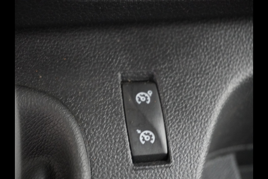 Renault Master T35 2.3dCi 135pk L2H2 3p Navi Camera Airco Pdc Trekhaak Cruise Control R-Link Nieuw Model ! Bluetooth DAB Led Regensensor Betonplex Vloer Lat om Lat Betimmering 1e Eigenaar 2.500kg Trekgewicht Euro 6