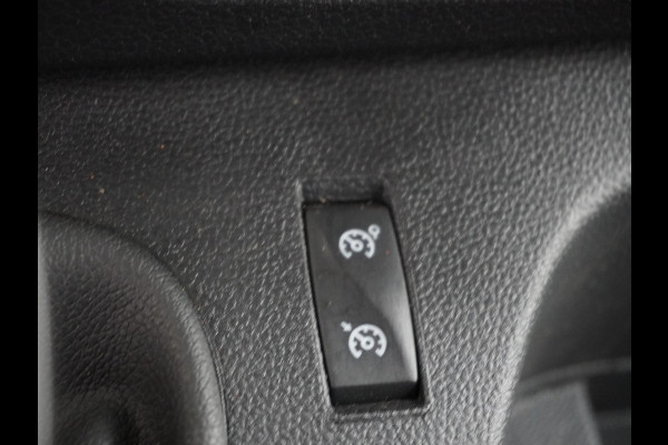 Renault Master T35 2.3dCi 135pk L2H2 3p Navi Camera Airco Pdc Trekhaak Cruise Control R-Link Nieuw Model ! Bluetooth DAB Led Regensensor Betonplex Vloer Lat om Lat Betimmering 1e Eigenaar 2.500kg Trekgewicht Euro 6