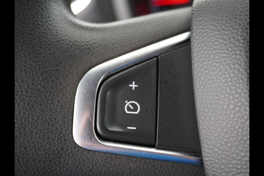 Renault Master T35 2.3dCi 135pk L2H2 3p Navi Camera Airco Pdc Trekhaak Cruise Control R-Link Nieuw Model ! Bluetooth DAB Led Regensensor Betonplex Vloer Lat om Lat Betimmering 1e Eigenaar 2.500kg Trekgewicht Euro 6
