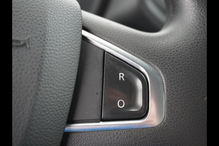 Renault Master T35 2.3dCi 135pk L2H2 3p Navi Camera Airco Pdc Trekhaak Cruise Control R-Link Nieuw Model ! Bluetooth DAB Led Regensensor Betonplex Vloer Lat om Lat Betimmering 1e Eigenaar 2.500kg Trekgewicht Euro 6