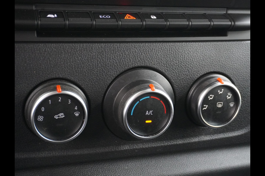 Renault Master T35 2.3dCi 135pk L2H2 3p Navi Camera Airco Pdc Trekhaak Cruise Control R-Link Nieuw Model ! Bluetooth DAB Led Regensensor Betonplex Vloer Lat om Lat Betimmering 1e Eigenaar 2.500kg Trekgewicht Euro 6