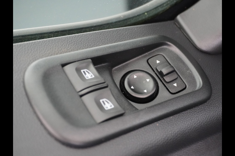Renault Master T35 2.3dCi 135pk L2H2 3p Navi Camera Airco Pdc Trekhaak Cruise Control R-Link Nieuw Model ! Bluetooth DAB Led Regensensor Betonplex Vloer Lat om Lat Betimmering 1e Eigenaar 2.500kg Trekgewicht Euro 6