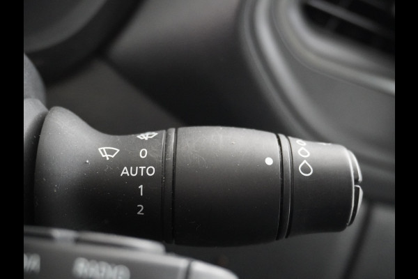 Renault Master T35 2.3dCi 135pk L2H2 3p Navi Camera Airco Pdc Trekhaak Cruise Control R-Link Nieuw Model ! Bluetooth DAB Led Regensensor Betonplex Vloer Lat om Lat Betimmering 1e Eigenaar 2.500kg Trekgewicht Euro 6